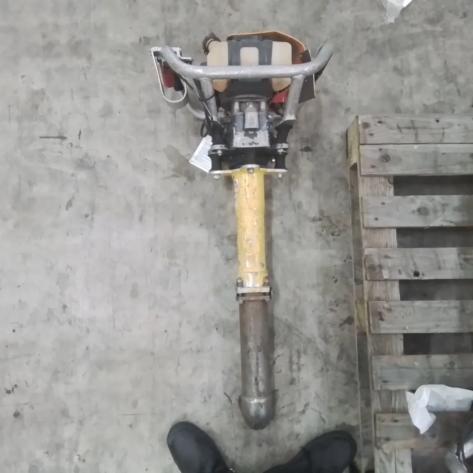 ROBEL 62.05 2 STROKE VERTICAL TAMPER - RAILWAY MAINTENANCE TOOL