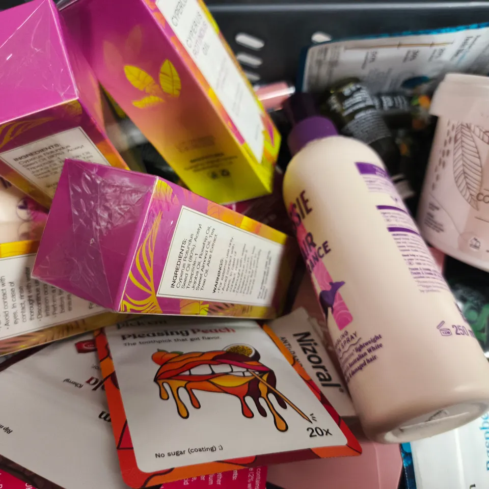 APPROX 12 ASSORTED BEAUTY PRODUCTS TO INCLUDE AUSSIE LEAVE IN SPRAY, CHILDS FARM HAIR/BODY WASH, ELF MASCARA, ETC
