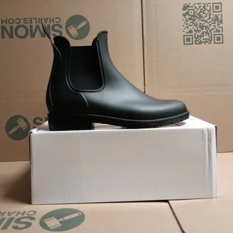 BOXED PAIR OF FESTIVAL WELLINGTON BOOTS IN BLACK SIZE 3
