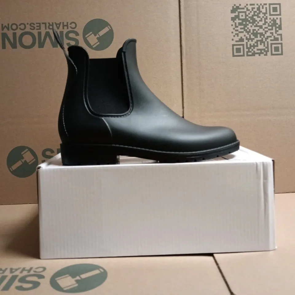 BOXED PAIR OF FESTIVAL WELLINGTON BOOTS IN BLACK SIZE 3