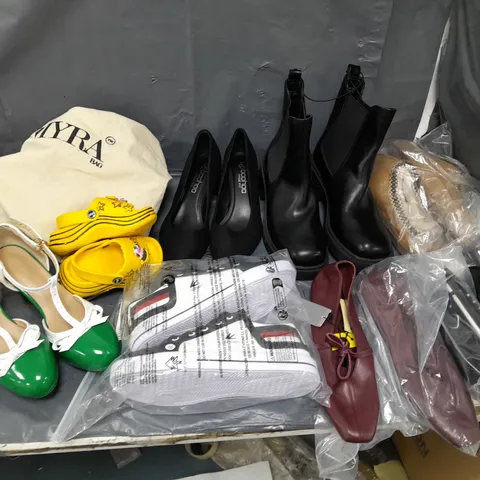 BOX OF APPROXIMATELY 12 PAIRS OF ASSORTED SHOES IN VARIOUS STYLES, COLOURS AND SIZES