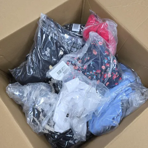 APPROXIMATELY 20 ASSORTED CLOTHING ITEMS IN VARIOUS STYLES, SIZES & COLOURS