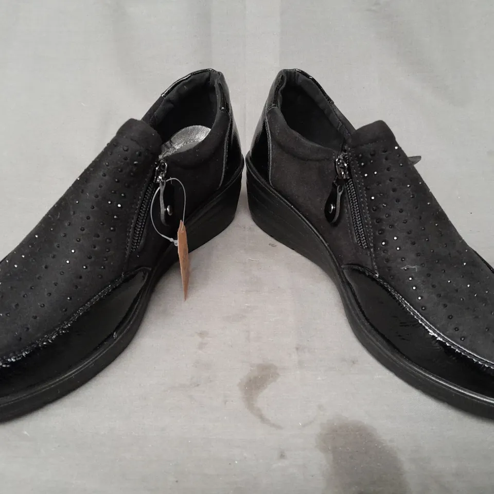 BOXED PAIR OF JO & JOE SHOES IN BLACK UK SIZE 8