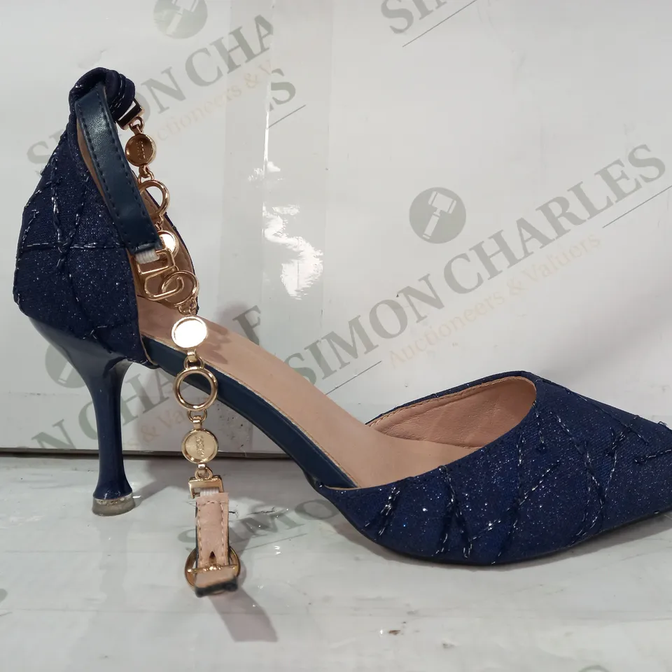 PAIR OF DESIGNER POINTED TOE HEELS IN NAVY W. GLITTER EFFECT EU SIZE 38