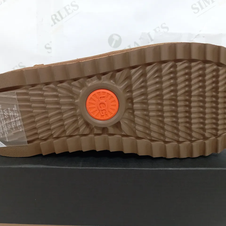 BOXED PAIR OF UGG BOOTS TASMAN CALI WAVE TAN SLIPPERS - UK 9 