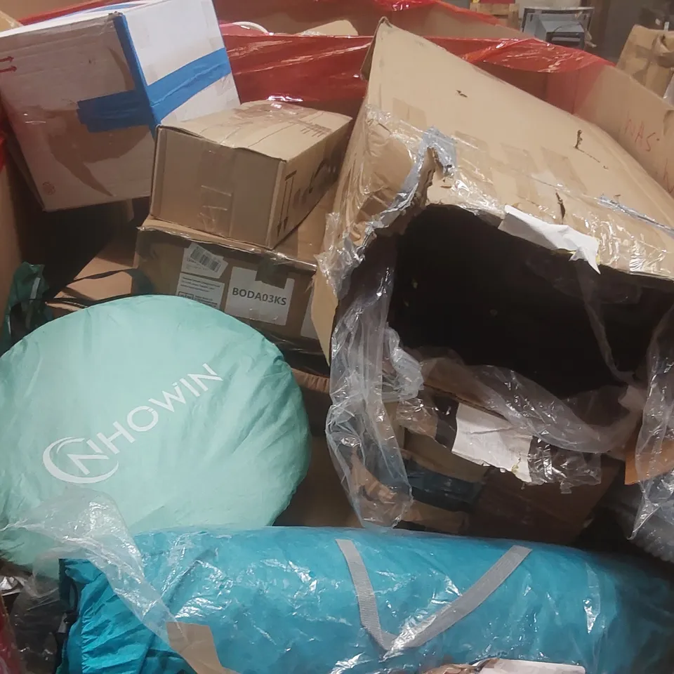 PALLET CONTAINING A VERY LARGE QUANTITY OF ASSORTED ITEMS INCLUDING: POP-UP TENT, COLAPZ TENT, SUITCASE ECT