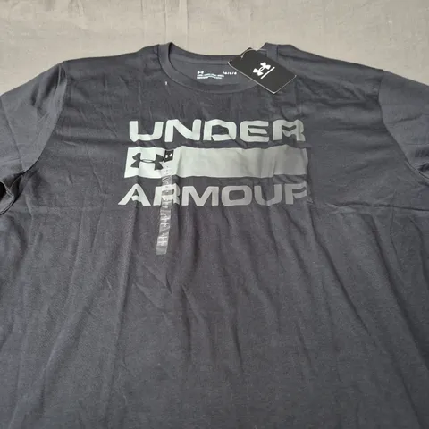 UNDER ARMOUR GRAPHIC TEE - SIZE L 