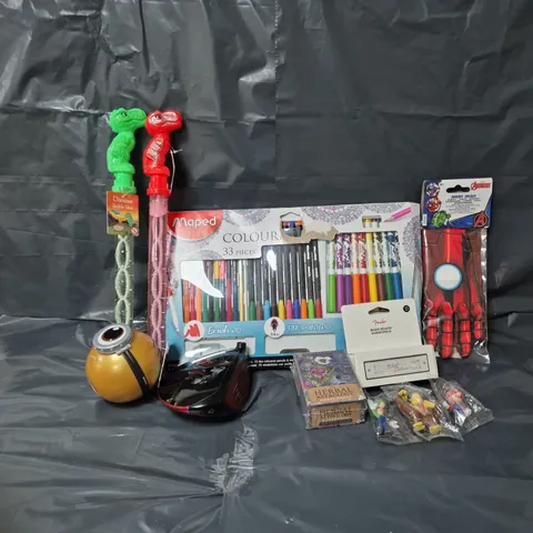 APPROXIMATELY 15 ASSORTED TOYS & GAMES TO INCLUDE MARIO FIGURINES, MAPED COLOURED PENS, FENDER HARMONICA, ETC