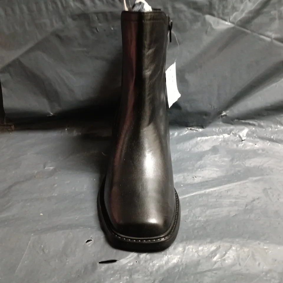 BOXED PAIR OF SIMPLY BE LOW BLOCK HEEL ANKLE BOOTS IN BLACK SIZE UK 8