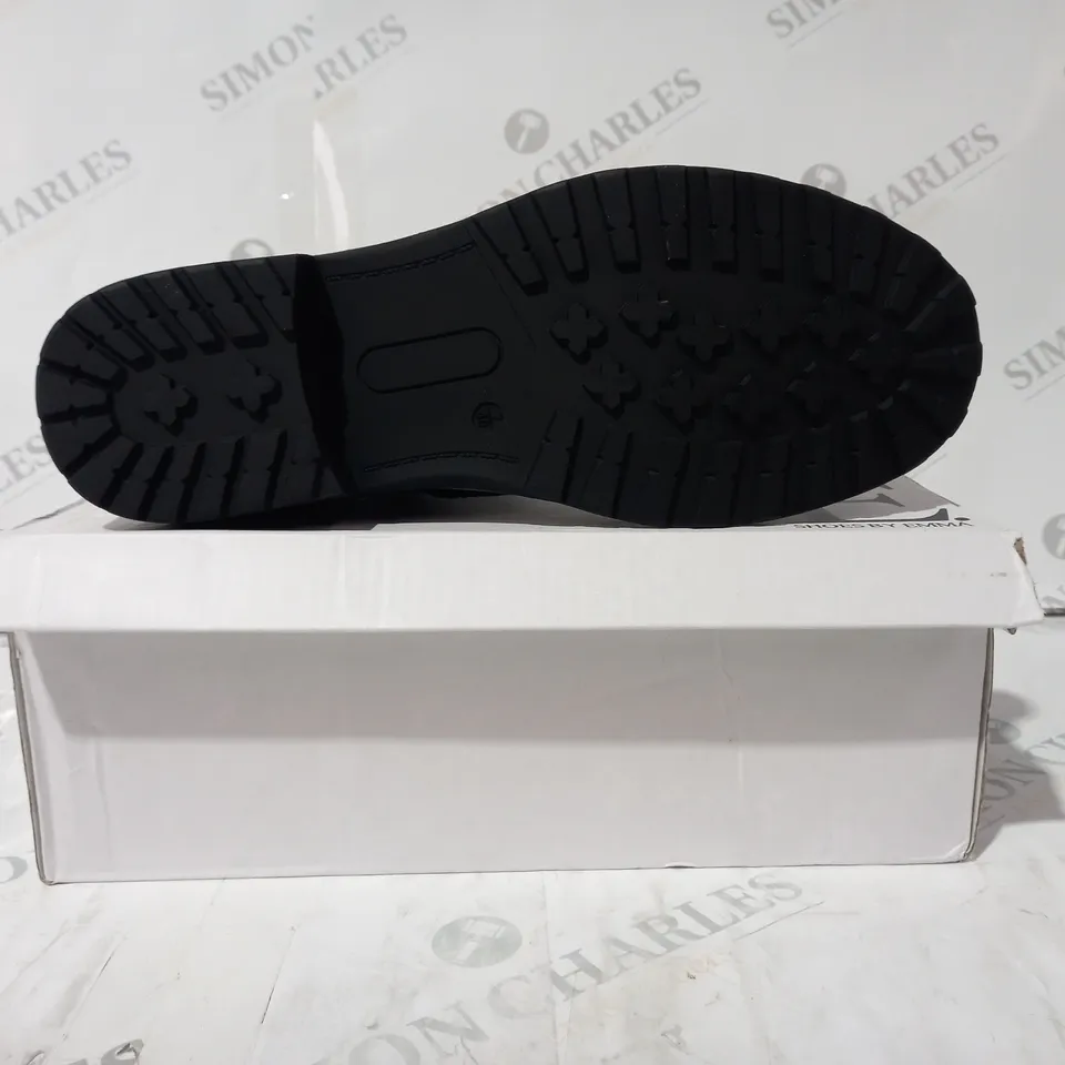 BOXED PAIR OF SHOES BY EMMA ANKLE BOOTS IN BLACK SIZE 7