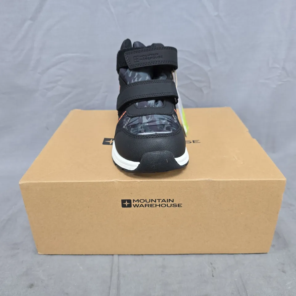 BOXED PAIR OF MOUNTAIN WAREHOUSE JUPITER KIDS ADAPTIVE WATERPROOF WALKING BOOTS IN BLACK/DARK CAMO/ORANGE SIZE UK 13