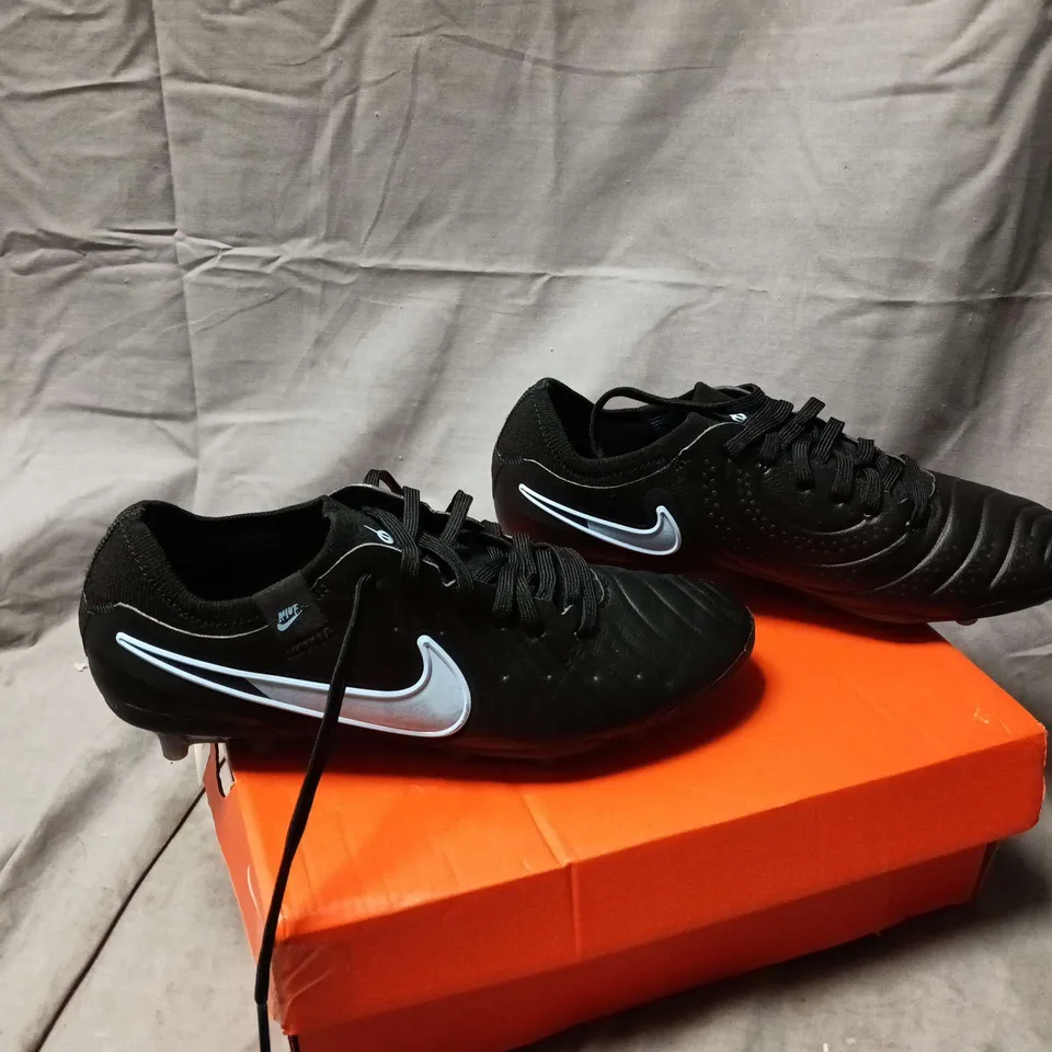 NIKE BLACK FOOTBALL BOOTS – UK SIZE 5.5