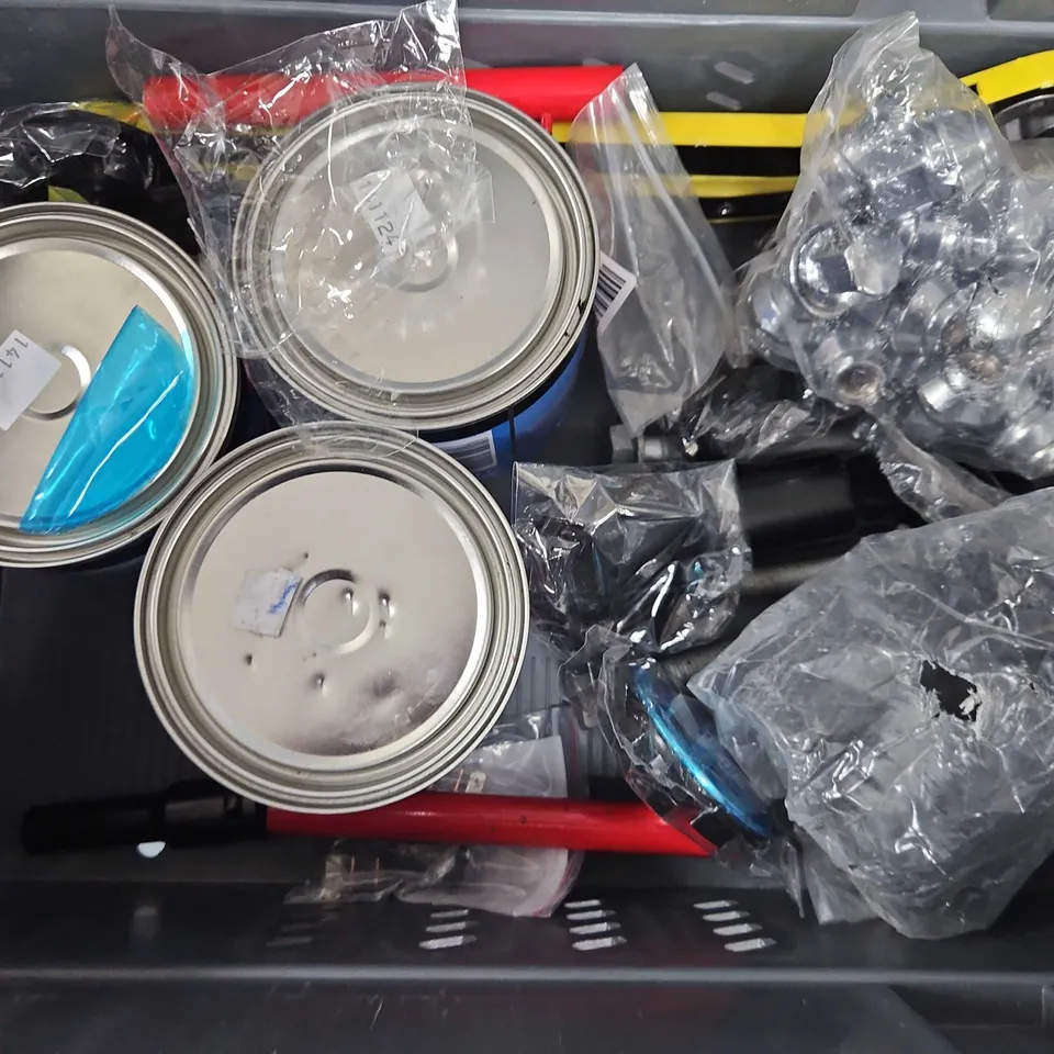 TOTE OF APPROXIMATELY 9 ASSORTED VEHICLE ITEMS TO INCLUDE -  5 TON JACK , CARLUBE AQUASLIP MARINE WATERPROOF GREASE , VOLKSWAGEN HUB CAPS ETC