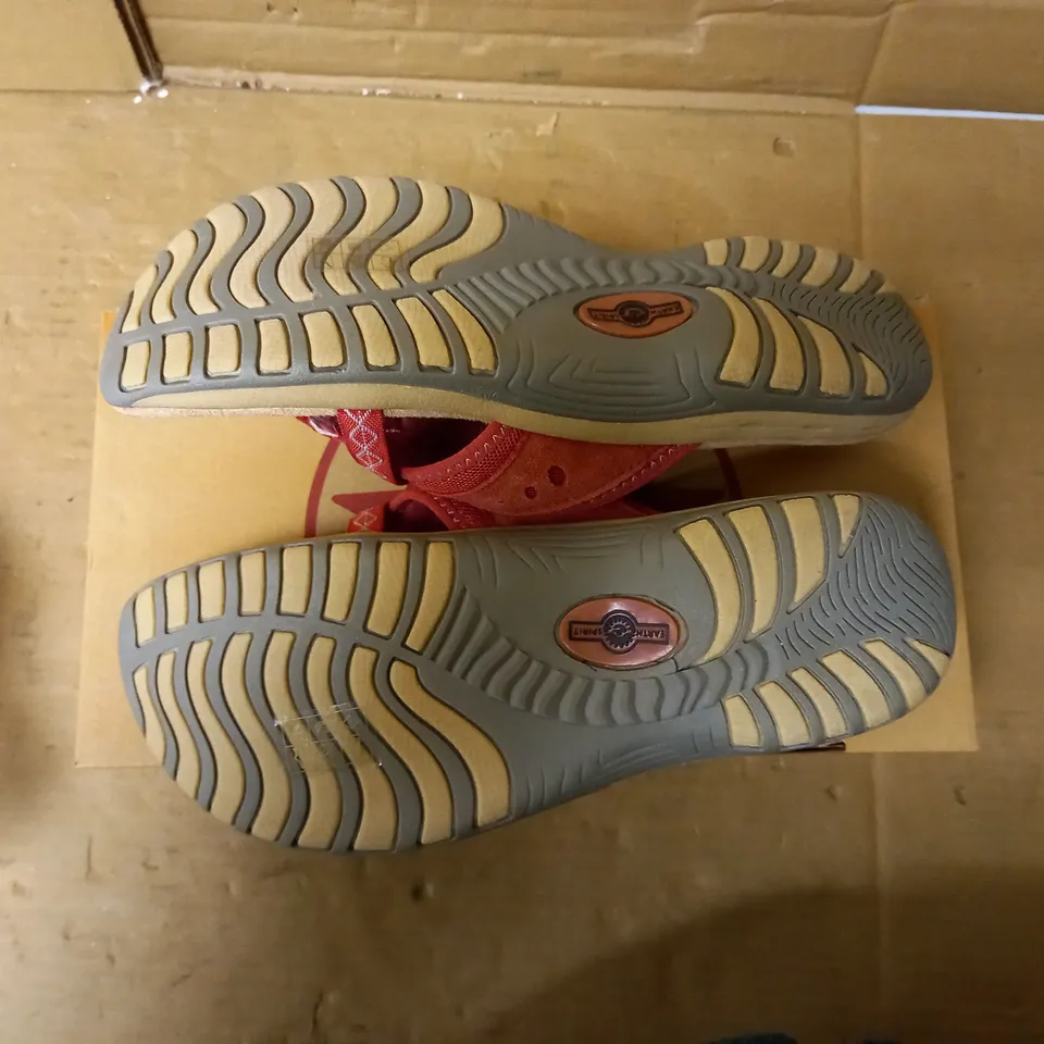 EARTH SPIRIT JULIET SANDAL - UK SIZE 7, RICH RED