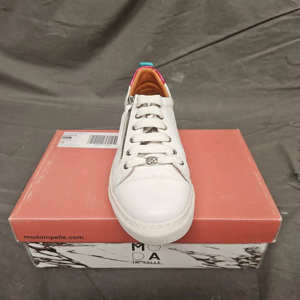 BOXED PAIR OF MODA IN PELLE WHITE LEATHER ZIP UP TRAINERS - UK SIZE 39