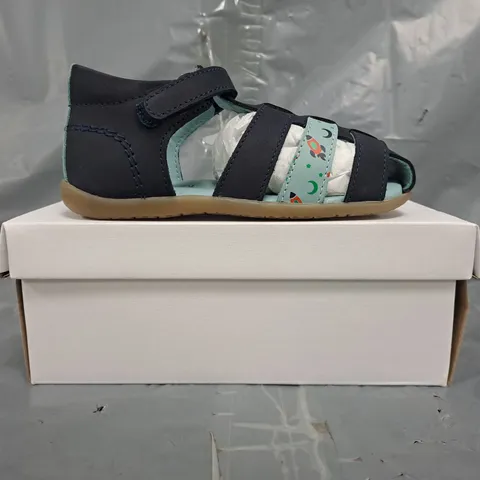 BOXED PAIR OF PIP & HENRY KID'S SANDALS IN NAVY/LIGHT BLUE SIZE 7