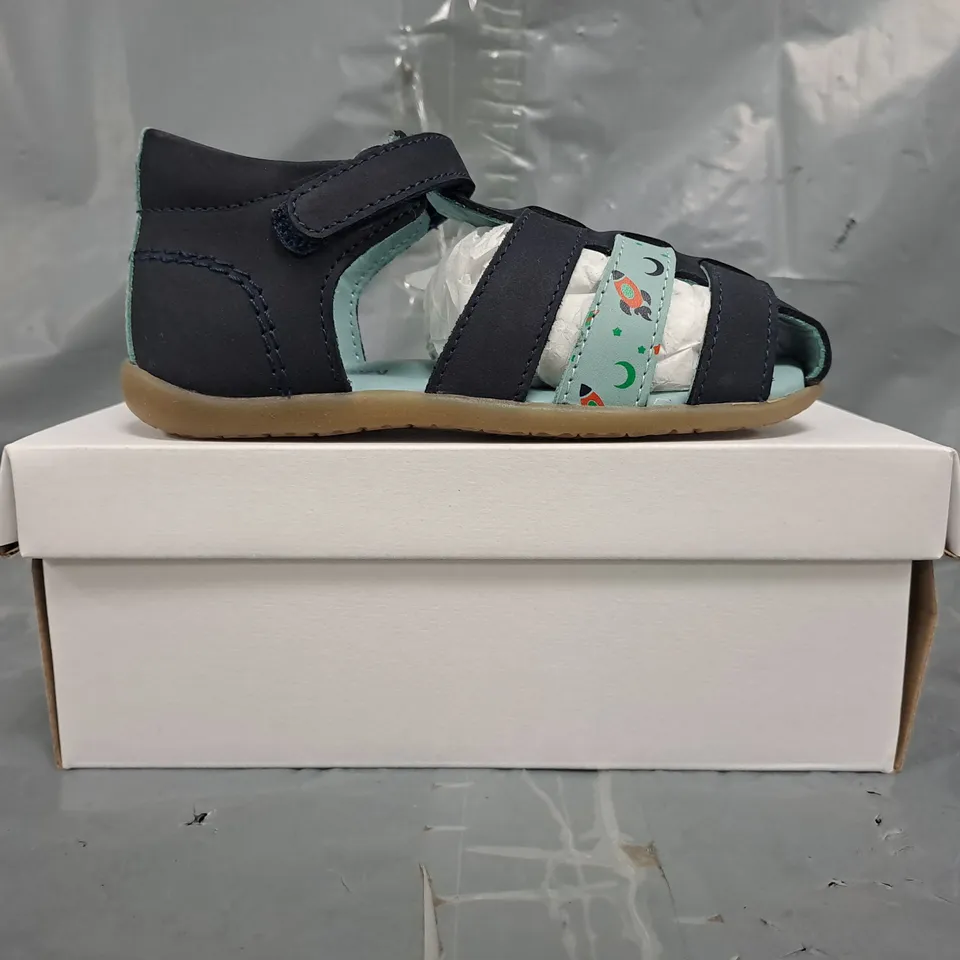 BOXED PAIR OF PIP & HENRY KID'S SANDALS IN NAVY/LIGHT BLUE SIZE 7