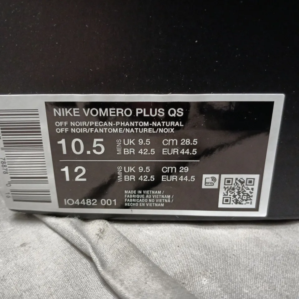 BOXED NIKE VOMERO PLUS QS RUNNING SHOES – BROWN/TAN, UK 9.5 (US 10.5)