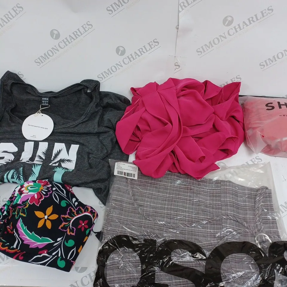 LARGE QUANTITY OF CLOTHING ITEMS TO INCLUDE DRESSES, SWEATERS, JEANS, T-SHIRTS, ETC
