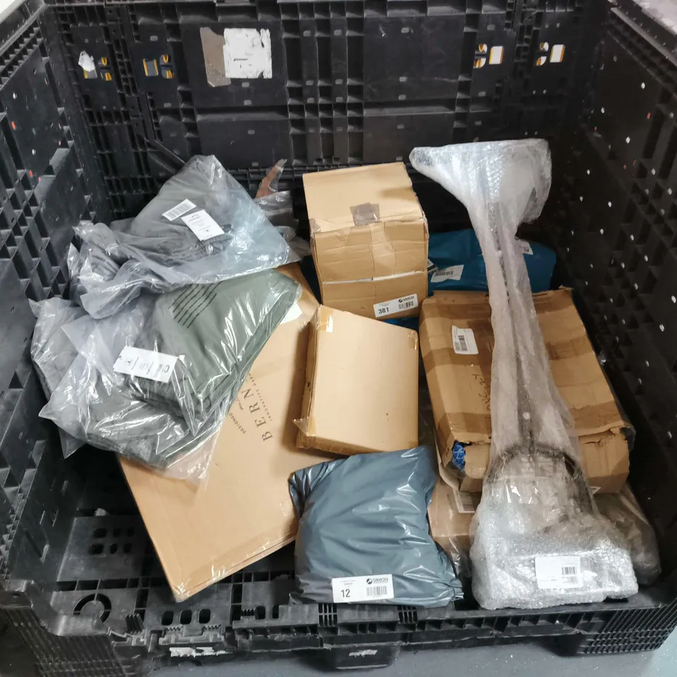 APPROXIMATELY 20 ASSORTED ITEMS INCLUDING BERNINI HYDROHOSE , LAWN AERATOR TOOL , HAND RESCUE HAND CREAM AND WATERPROOF TROUSERS 