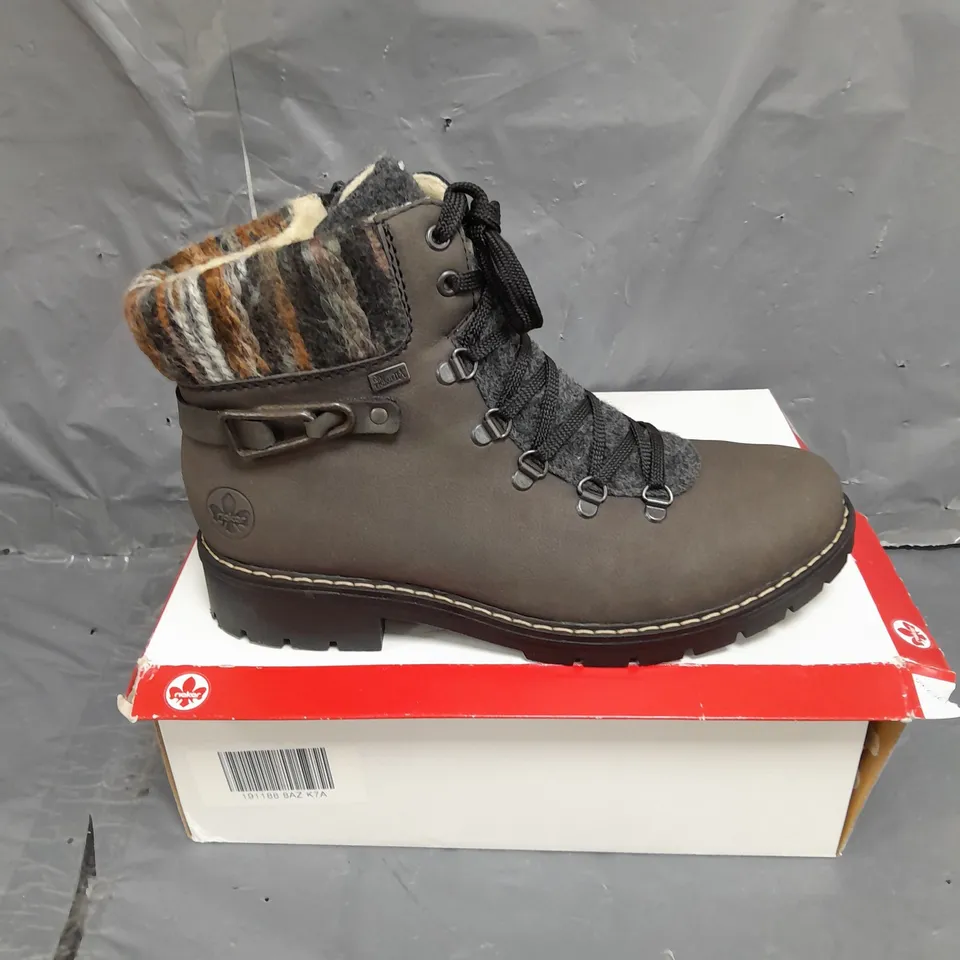 BOXED PAIR OF RIEKER LINED BOOTS IN GREY SIZE 41