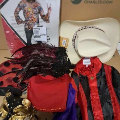 LOT OF APPROXIMATELY 8 ASSORTED FANCY DRESS ITEMS TO INCLUDE WESTERN HAT, MASCARADE MASK AND WINGS