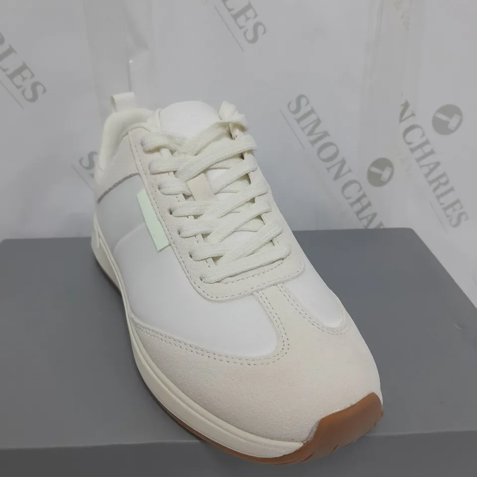 BOXED VIONIC BREILYN TRAINERS SIZE 5