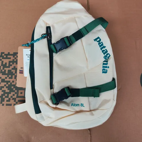 PATAGONIA ATOM 8L SLING BAG IN CREAM/GREEN