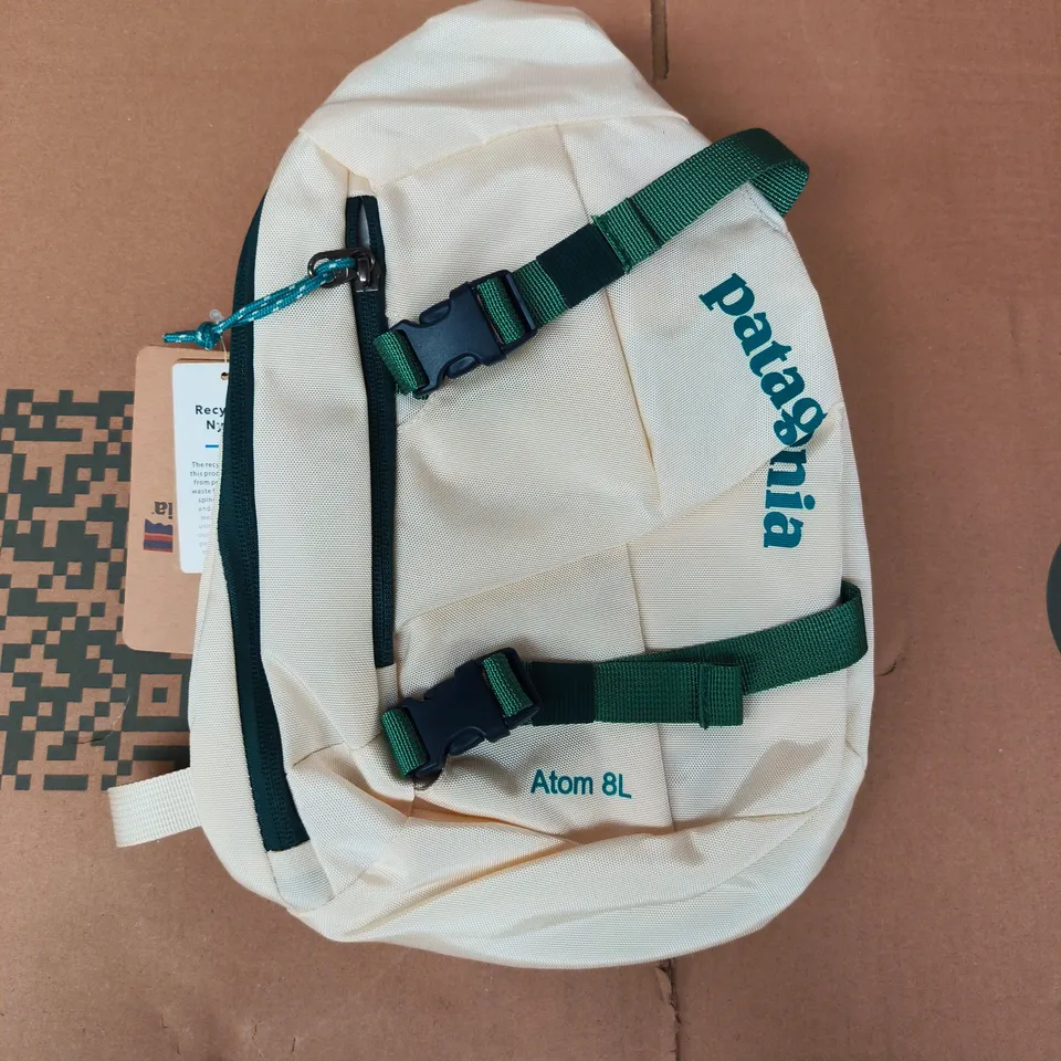 PATAGONIA ATOM 8L SLING BAG IN CREAM/GREEN