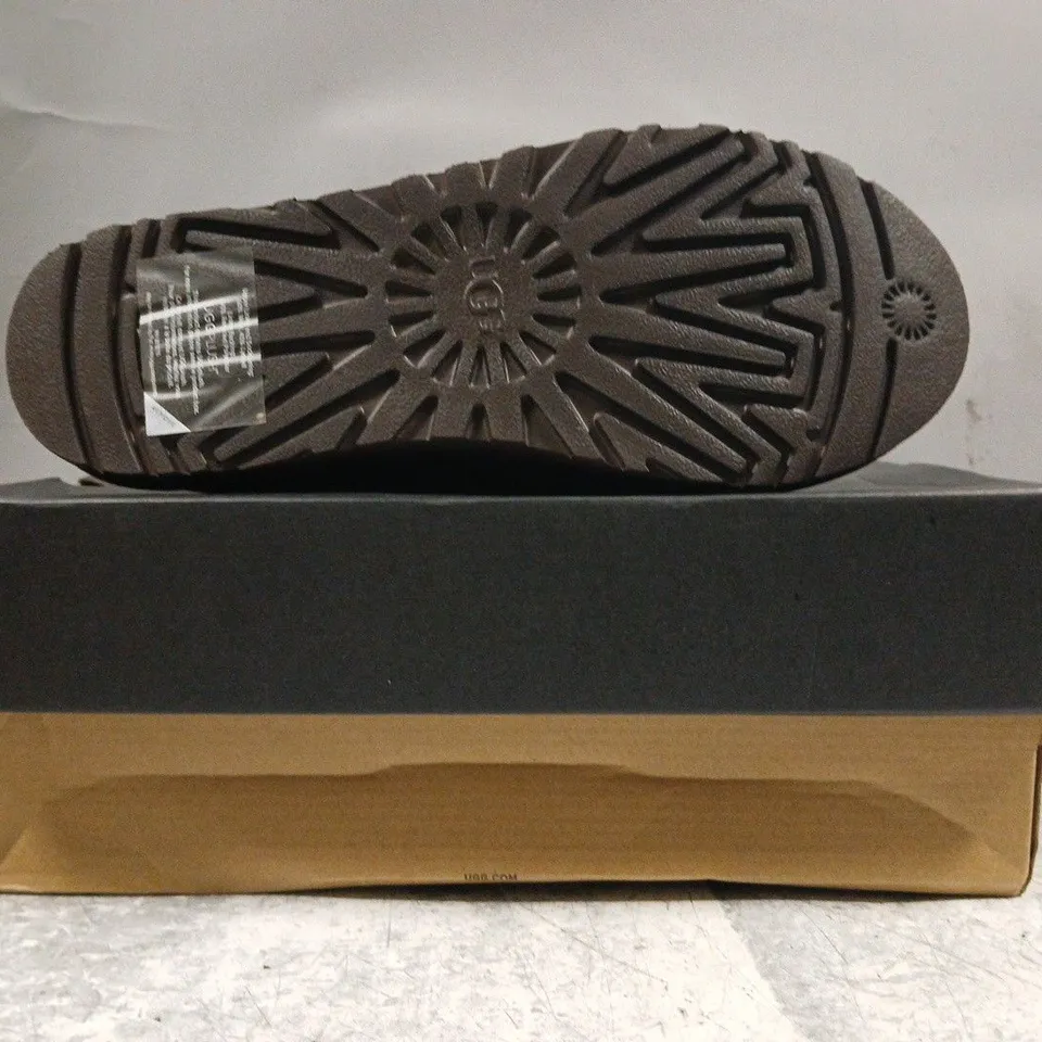 BOXED PAIR OF UGG MEN'S TASMAN SLIPPERS IN DUSTED COCOA SIZE UK 7