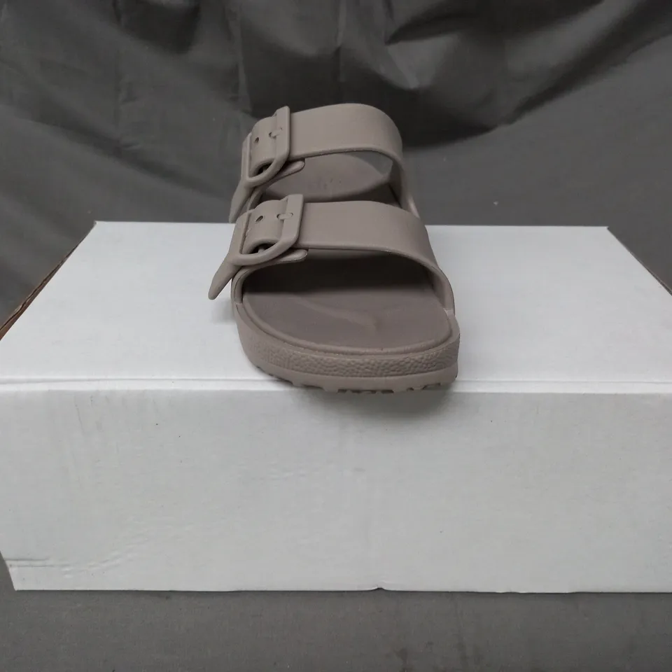 BOXED PAIR OF SKECHERS OPEN TOE SANDALS IN TAUPE SIZE 6