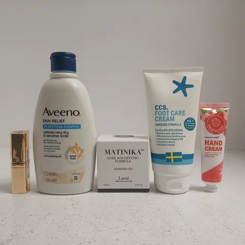 APPROXIMATELY 15 ASSORTED COSMETIC ITEMS INCLUDING VARIOUS MAKES AND BRANDS - COLLECTION ONLY