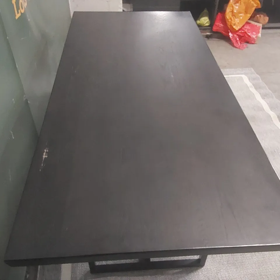 QUALITY EX-SHOWROOM BLACK WOODEN DINING TABLE RESTING ON A METAL FRAME 