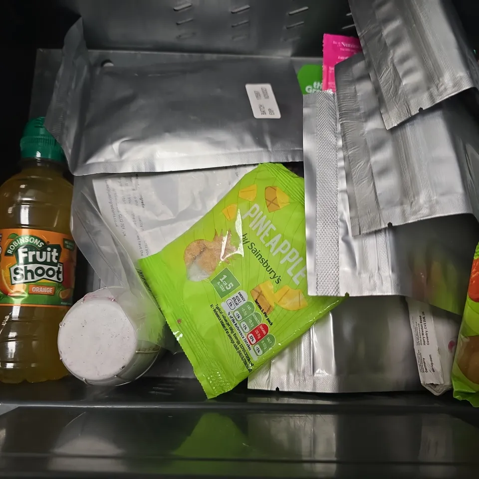 APPROXIMATELY 10 ASSORTED FOOD & DRINK ITEMS TO INCLUDE - ROBINSONS FRUIT SHOOT , FOOD COLOURING, FORTNUM & MASON TEA BAGS ETC