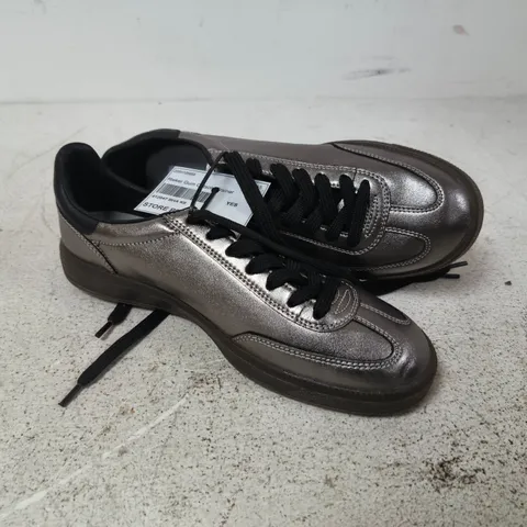 RIEKER GUM OUTSOLE TRAINER - 6