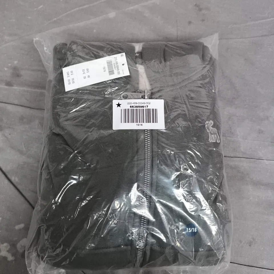 BAGGED ABERCROMBIE KIDS ESSENTIAL HOODIE IN GREEN - 15/16