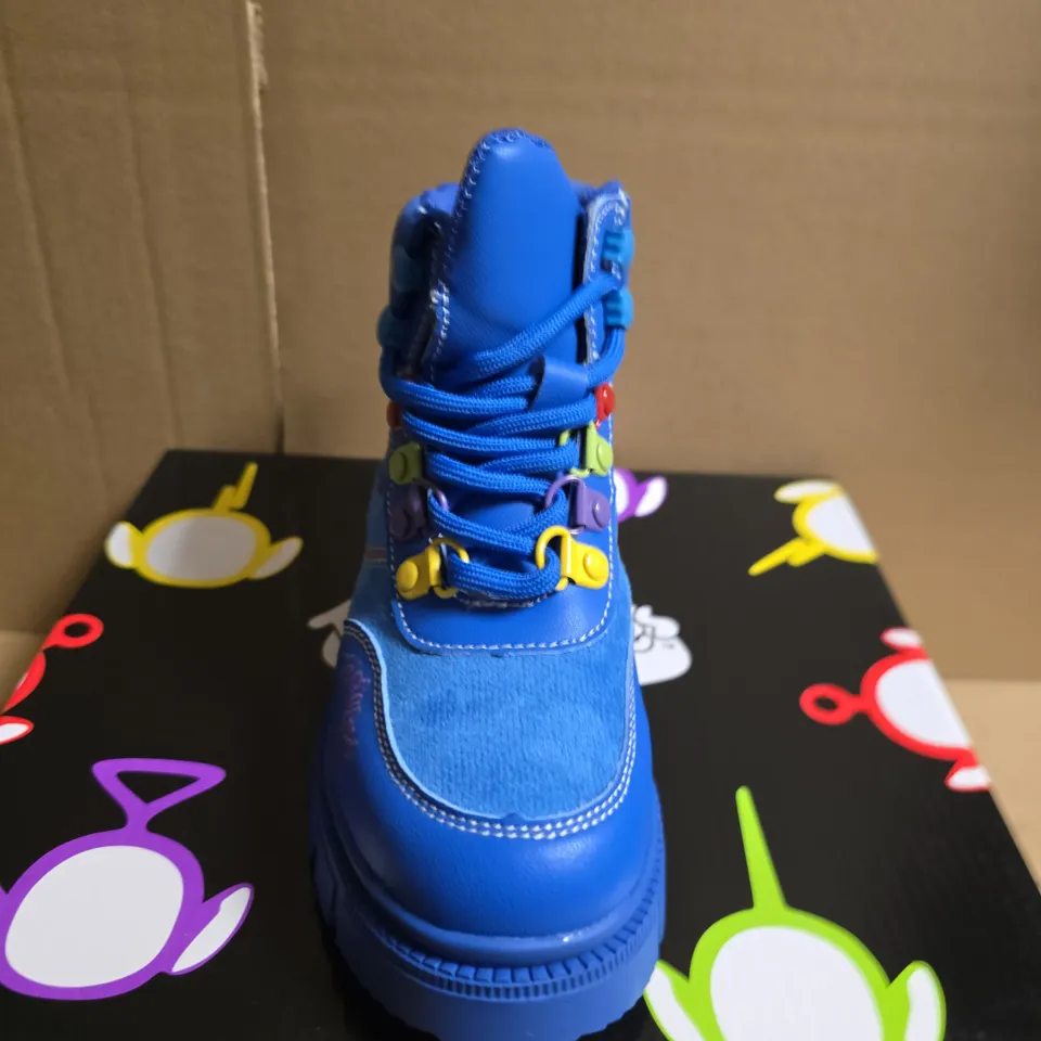 BOXED PAIR OF KOI HOME HIM TELETUBBIES KIDZ BOOTS - BLUE - SIZE 11