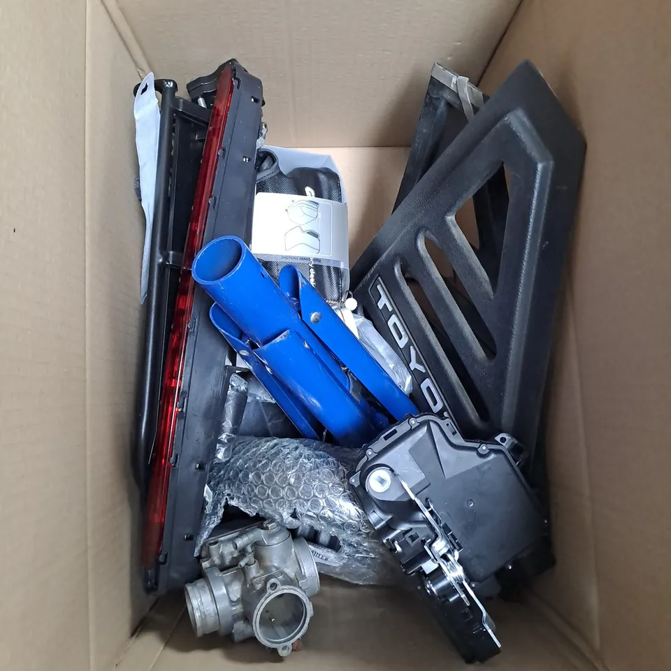MEDIUM BOX OF ASSORTED AUTOMOBILE PARTS TO INCLUDE AUTO HEATER FAN, HEAD BOLT SET AND BIKE GLOVES