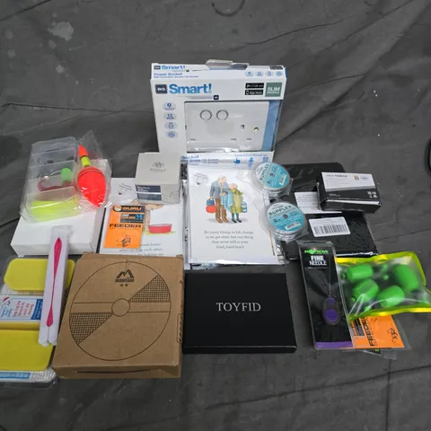APPROXIMATELY 18 ASSORTED HOUSEHOLD ITEMS TO INCLUDE SMART POWER SOCKET, WHITTARD TEA PARTY DIFFUSER, MKA TORCH, ETC