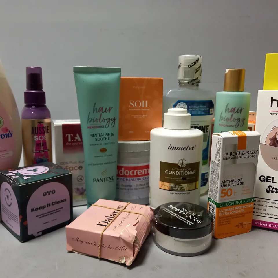 APPROXIMATELY 20 ASSORTED COSMETICS ITEMS TO INCLUDE TRINNY LONDON THE PLUMP UP MICRONEEDLE, LA ROCHE-POSAY OIL CONTROL FLUID (50ml), IMMETEE ANTI-HAIR LOSS CONDITIONER (400ml), ETC