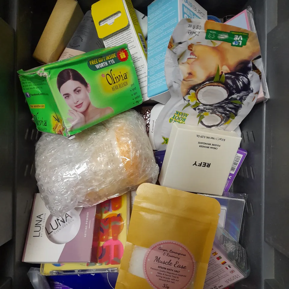 BOX OF APPROXIMATELY 25 ASSORTED HEALTH AND BEAUTY ITEMS TO INCLUDE POWER WHIP, GOT2BE STYLING POWDER, RESURFACING PRIMER ETC