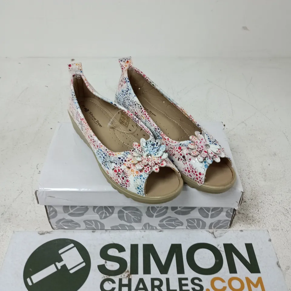 SHOE TREE SHIRLEY WHITE FLORAL OPEN-TOE WEDGE SANDALS – UK SIZE 3