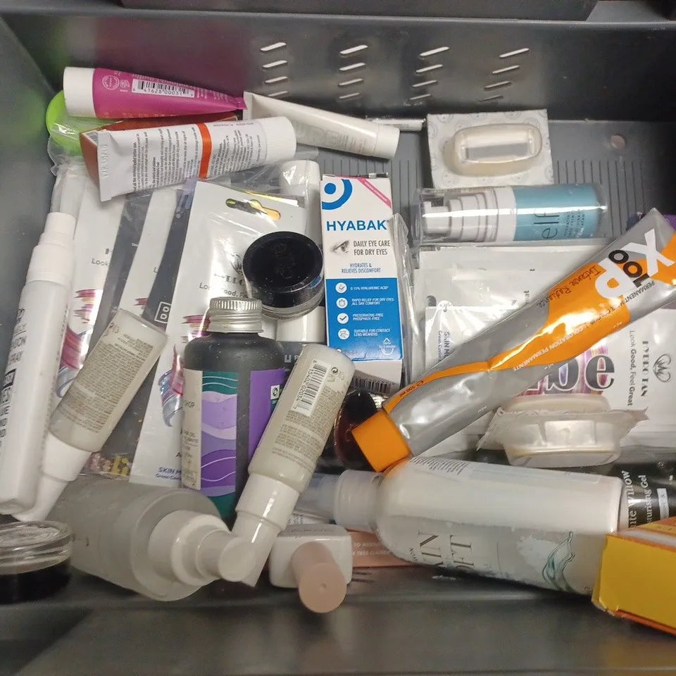 APPROXIMATELY 20 ASSORTED HEALTH AND BEAUTY ITEMS INCLUDING THE BODY SHOPBODY BAR, ISO CLEAN, LOREAL ELNETT SATIN