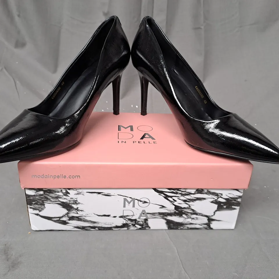 BOXED PAIR OF MODA IN PELLE CASSADEE POINTED TOE HEELS IN BLACK EU SIZE 40