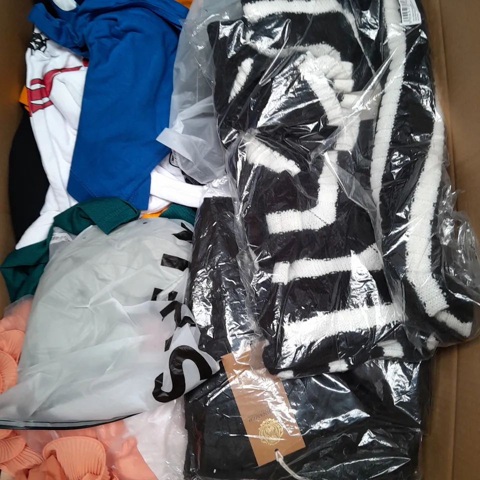 BOX OF APPROXIMATELY 25 ASSORTED CLOTHING ITEMS TO INCLUDE - HOODIE , TANK TOP , T-SHIRT ETC