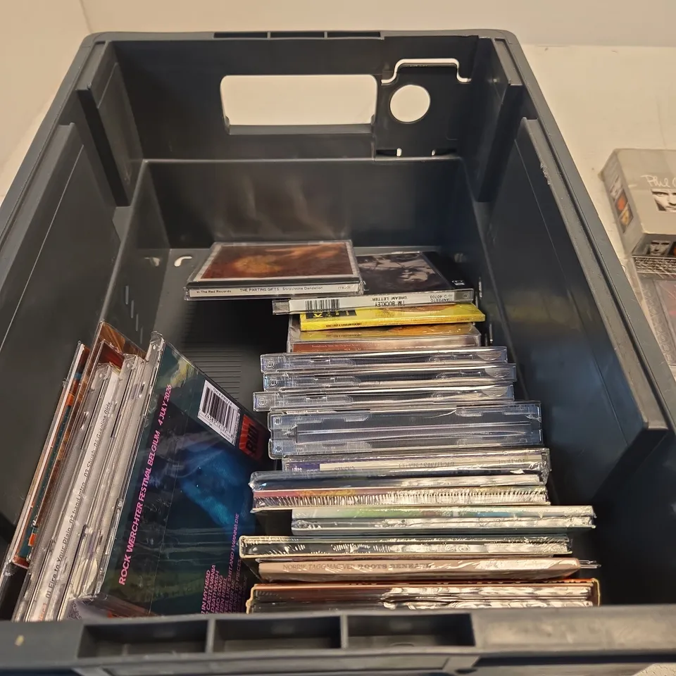 TOTE OF APPROXIMATELY 30 ASSORTED CDS TO INCLUDE PHIL COLLINS, GOLDFRAPP, WEATHER REPORT, MY CHEMICAL ROMANCE, JS BACH ETC