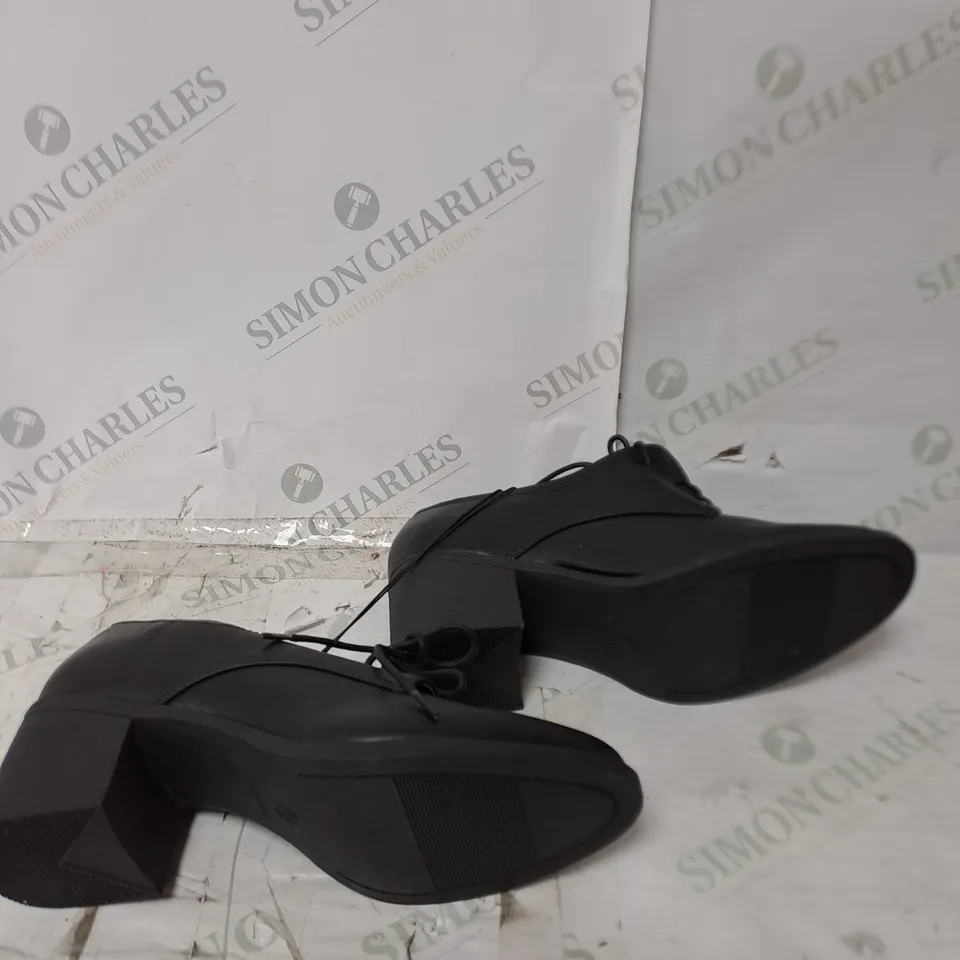 APPROXIMATELY 10 PAIRS OF GEORGE FABULOUS FOOTWEAR BLOCK HEEL SUIT SHOE IN BLACK 