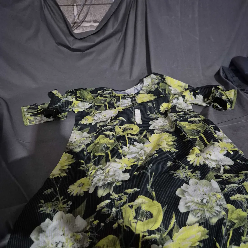 BOX OF APPROXIMATELY 25 ASSORTED CLOTHING ITEMS INCLUDING FLORAL DRESS , FLEECE BOTTOMS AND