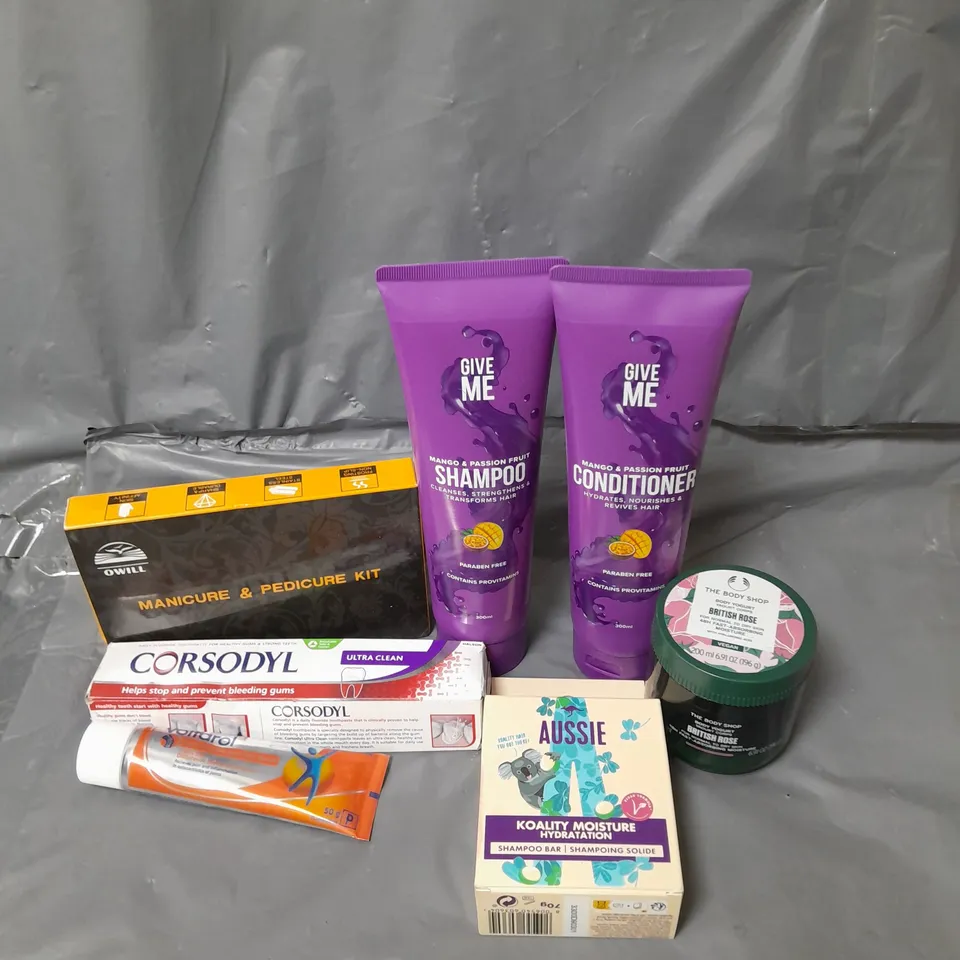 APPROXIMATELY 20 ASSORTED COSMETICS PRODUCTS TO INCLUDE - CORSODYL TOOTHPASTE, GIVE SHAMPOO AND CONDITIONER AND AUSSIE SHAMPOO BAR ETC. 