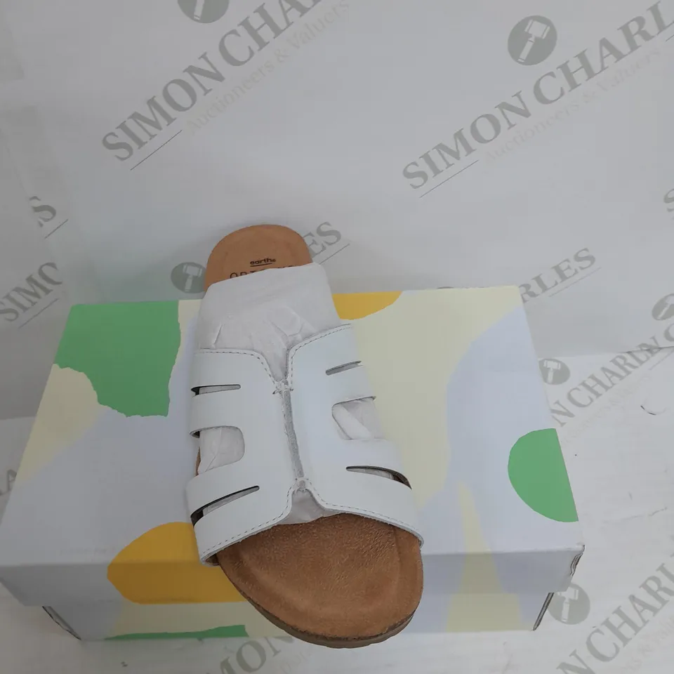 BOXED PAIR OF EARTH ORIGINS OPEN TOE SANDALS IN TAN UK SIZE 3